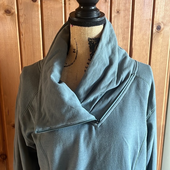 Asymmetrical Sweatshirt - Picture 3 of 7